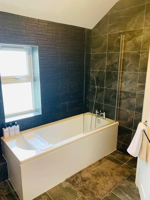 Chic 5 Bedroom House With Private Parking & Garden Bristol Esterno foto